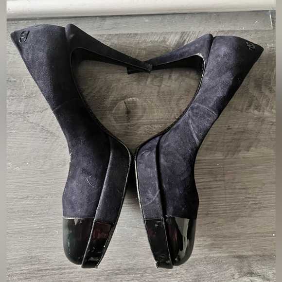 CHANEL Black Suede and Patent Leather Heels - Picture 3 of 6